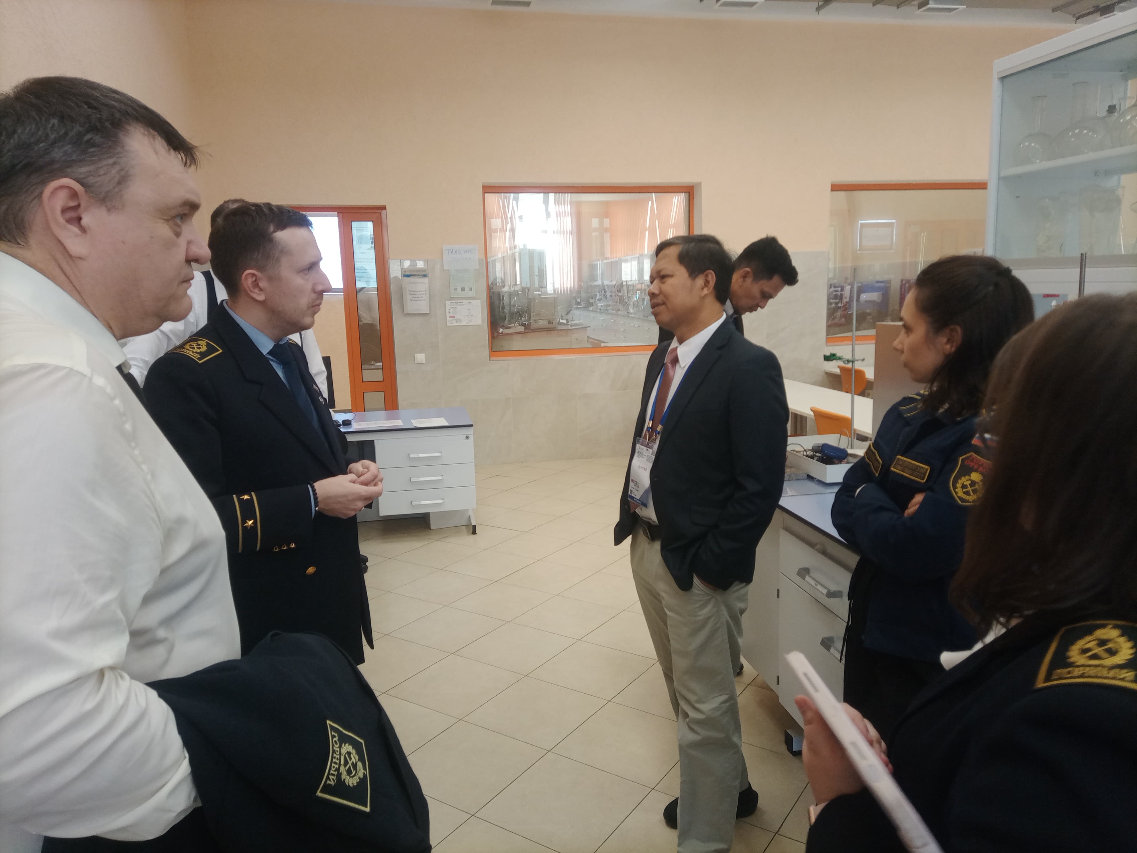 JAJAKI KERJA SAMA: Delegasi Untidar berkesempatan untuk bertemu dan berdiskusi dengan Dekan Fakultas Pengolahan Material Mentah Mineral Prof Bahzin Vladimir Yurievich.