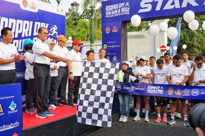 KOMPAK: Sekda DIY saat membuka kegiatan Korpro Fun Run & Walk yang diikuti oleh 2.000 ASN kemarin (1/11). Kegiatan ini sebagai wujud menumbuhkan semangat Korpri dan membudayakan hidup sehat