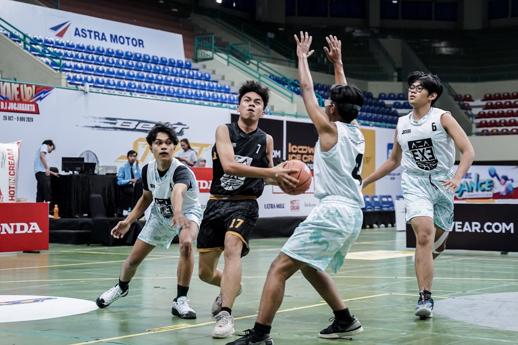 Tim 3x3 SMA Al-Azhar Jogjakarta (B) berhasil menang tipis atas lawannya SMAN 1 Depok (B) dengan skor 7-6, di GOR UNY, Jumat (1/11).