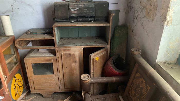 ANTIK: Bifet jadul milik Kusmiyati yang saat ini sudah berdebu.