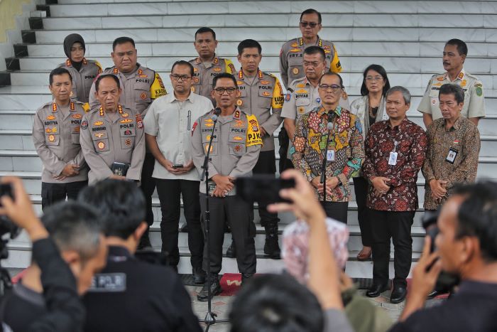 Jajaran Polda DIY dan Pemprov DIY saat menggelar jumpa pers terkait pemberantasan miras di Mapolda DIY Jumat (1/11/2024)