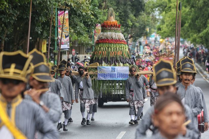 IRING-IRINGAN: Peserta kirab mengarak gunungan menuju Lapangan Denggung, Sleman Jumat (1/11/2024). Kegiatan itu merupakan rangkaian pembukaan pameran potensi daerah Sleman