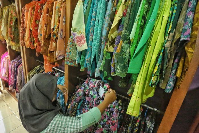 BERAGAM: Pembeli saat memilih kebaya yang dijual Galeri Oma Vintage Store yang berlokasi di Jl Monumen Jogja Kembali No. 47, Gemawang, Sinduadi, Mlati, Sleman.