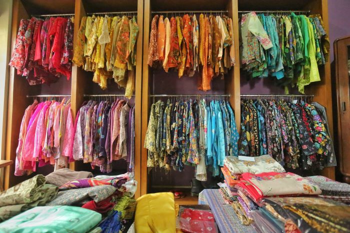 LAYAK PAKAI: Kebaya bekas yang dijual dan diminati kalangan anak muda tetap layak pakai. Bahkan kebaya bekas ini memiliki harga yang terjangkau.