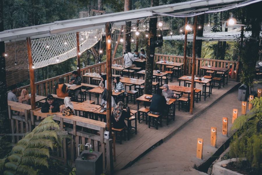 Asyiknya nongkrong di Forest Kopi Batang.