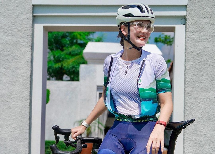 Potret Luna Maya yang mengikuti kegiatan Tour de Menoreh.