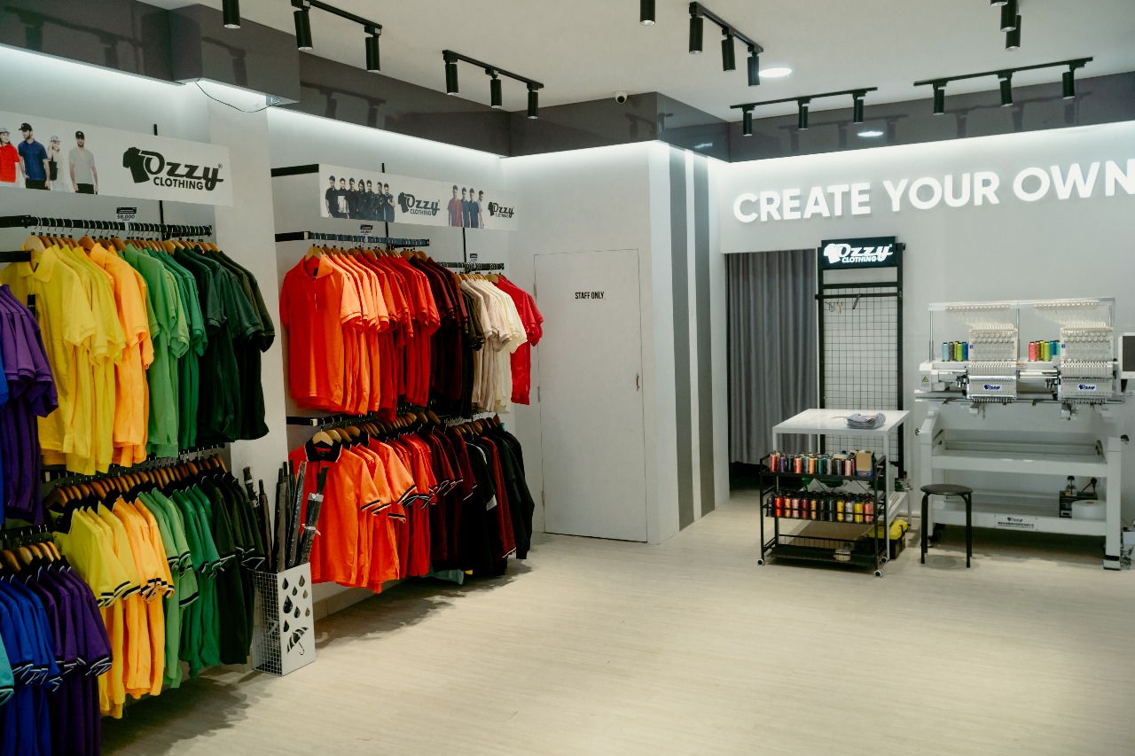 Ruangan Gerai Ozzy Clothing yang terdapat mesin bordir di dalamnya.