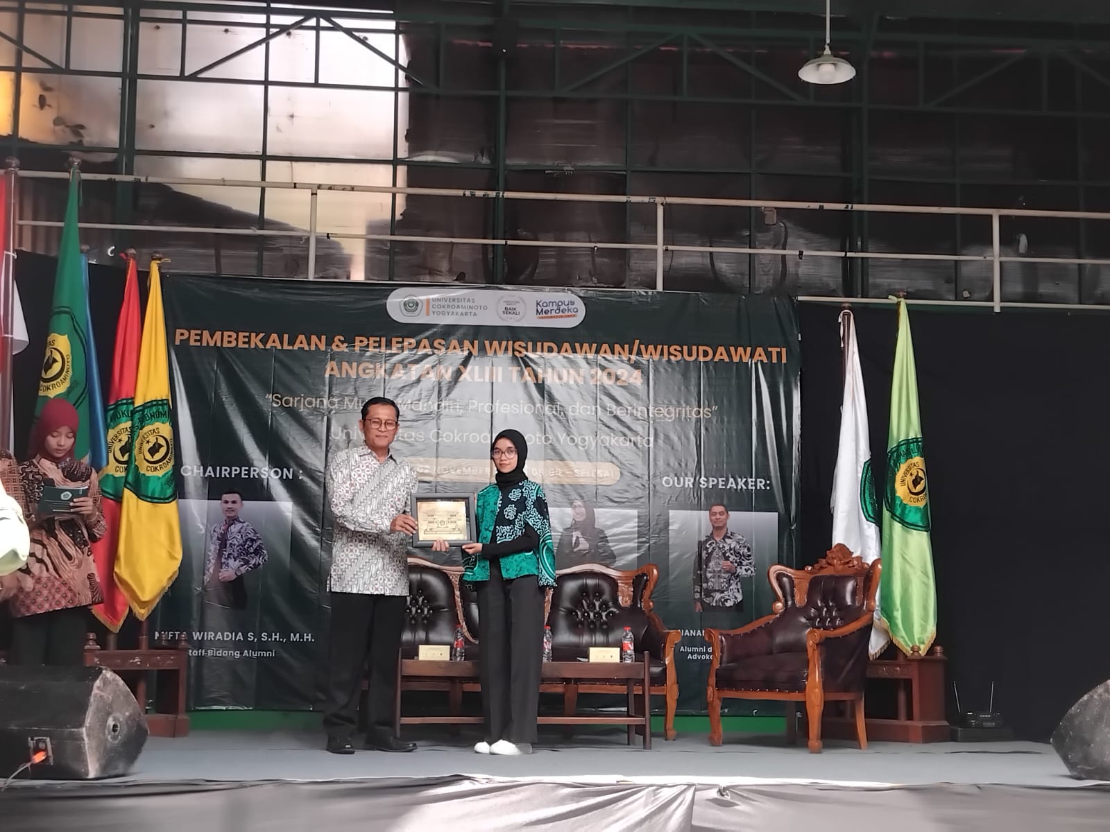 Keterangan Rektor UCY Dr. Ir. Hery Kristiyanto, S.T.,M.T.,IPM memberikan cindera mata kepada Wisudawan terbaik 2024 saat&nbsp;pembekalan dan pelepasan calon Wisudawan dan Wisudawati Angkatan XLIII 2024.&nbsp;