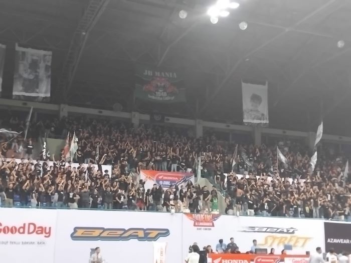 ANTUSIAS: Suporter dari JB Mania memadati tribun GOR UNY untuk menyaksikan tim baske SMA Kolese De Britto bertanding di ajang Honda DBL with Kopi Good Day 2024 D.I. Jogjakarta