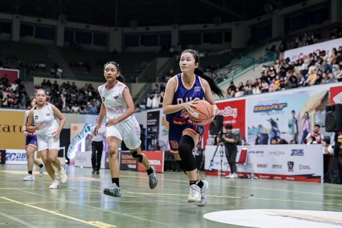 Tim putri SMA Olifant Jogja saat bertanding melawan SMAN 4 Jogja (Patbhe) di ajang Honda DBL with Kopi Good Day 2024 D.I. Jogjakarta