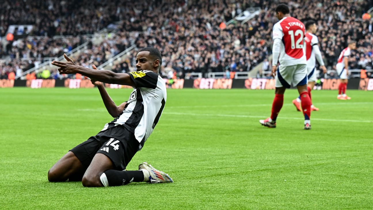 Selebrasi Alexander Isak usai menjebol gawang Arsenal