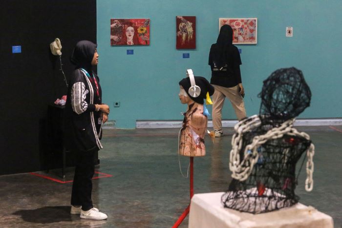 FOKUS: Pengunjung mengamati karya seni rupa ciptaan mahasiswa komunikasi UNY di gallery Langgeng Art Foundation, Mantrijeron, Jogja, Sabtu (2/11/2024).