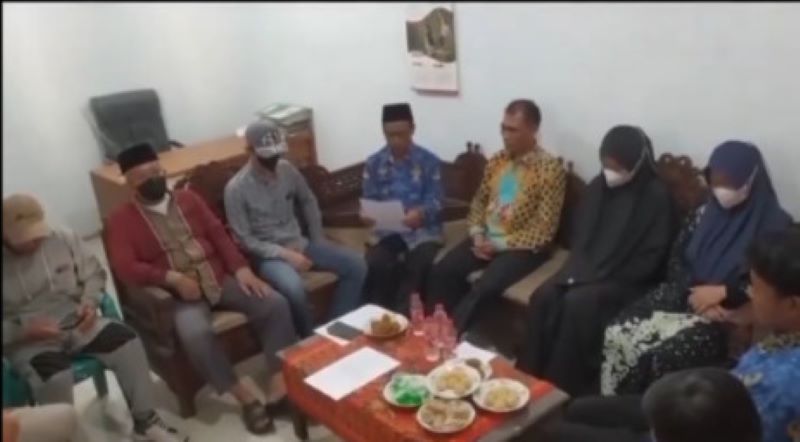 Mediasi antara kedua belah pihak yang dihadiri oleh sejumlah warga Tegalrejo.