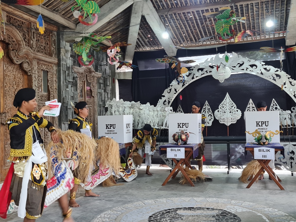 ATRAKTIF: Para petugas kelompok penyelenggara pemungutan suara (KPPS) di Sawangan menampilkan tarian sebelum pencoblosan dimulai pada Pemilu 2024 lalu.