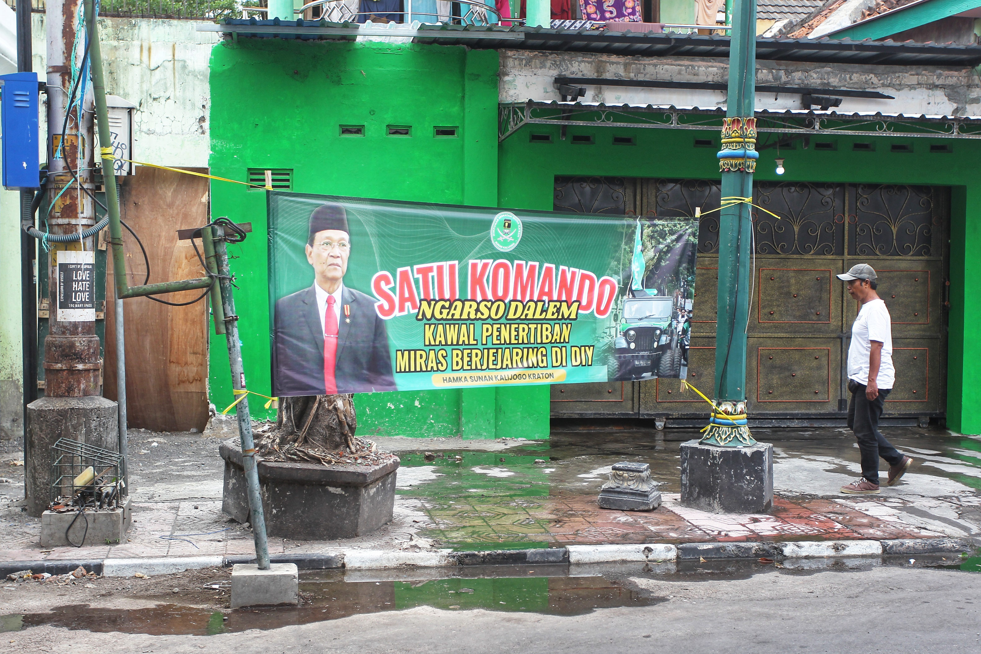Pengguna jalan melintas di dekat spanduk berisi dukungan terhadap penertiban peredaran miras, di Plengkung Wijilan, Kota Jogja, (30/10).