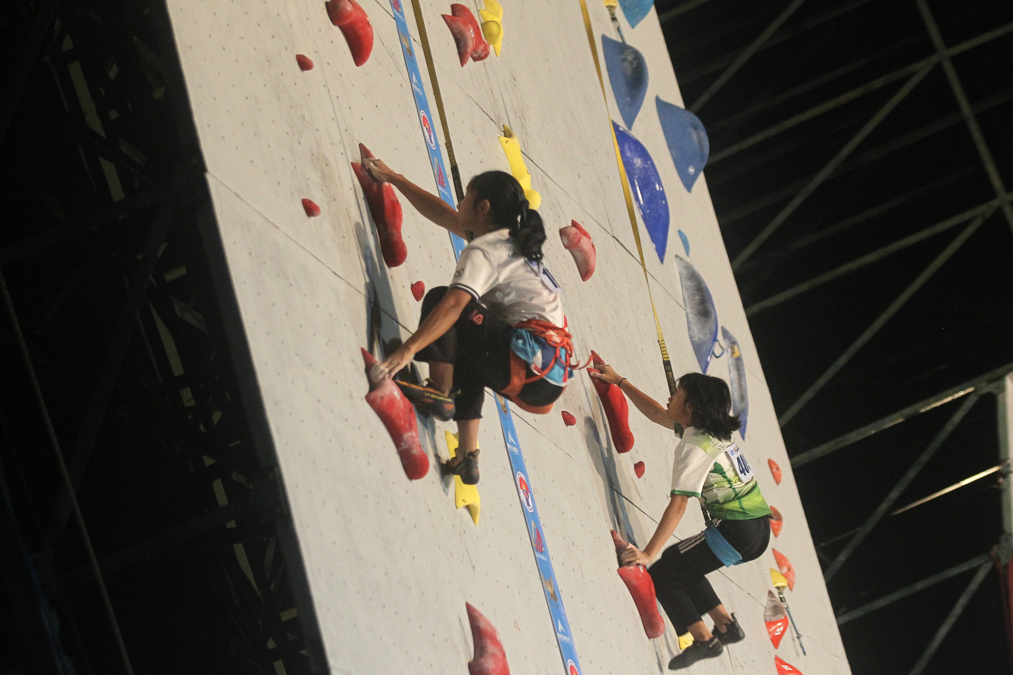 Peserta adu cepat dalam nomor final speed world record kids ajang Sport Climbing Open Youth Menpora Cup 2024, di kompleks Stadion Mandala Krida, Kota Jogja, Minggu (3/11).