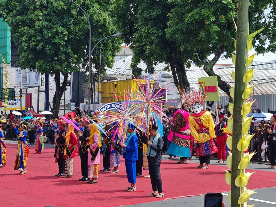 MERIAH: Kontingen dari Jakarta menampilkan tiga tarian khas saat kirab budaya nusantara, Minggu (3/11/2024).