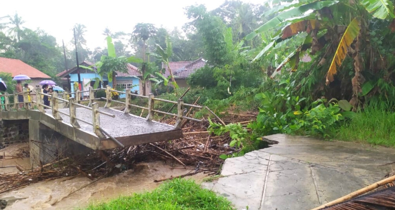 PUTUS TOTAL : Kondisi jembatan di Desa Klepusanggar, Kecamatan Sruweng putus diterjang banjir usai wilayah setempat diguyur hujan deras.
