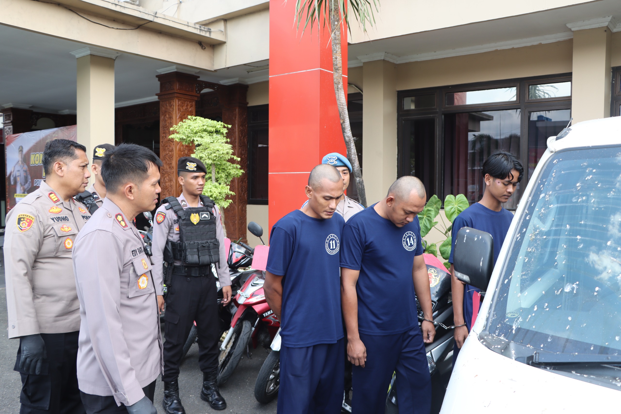 Tiga pria asal Desa Tamansari, Butuh, Purworejo diamankan Polres Purworejo lantaran keroyok warga hingga alami luka.
