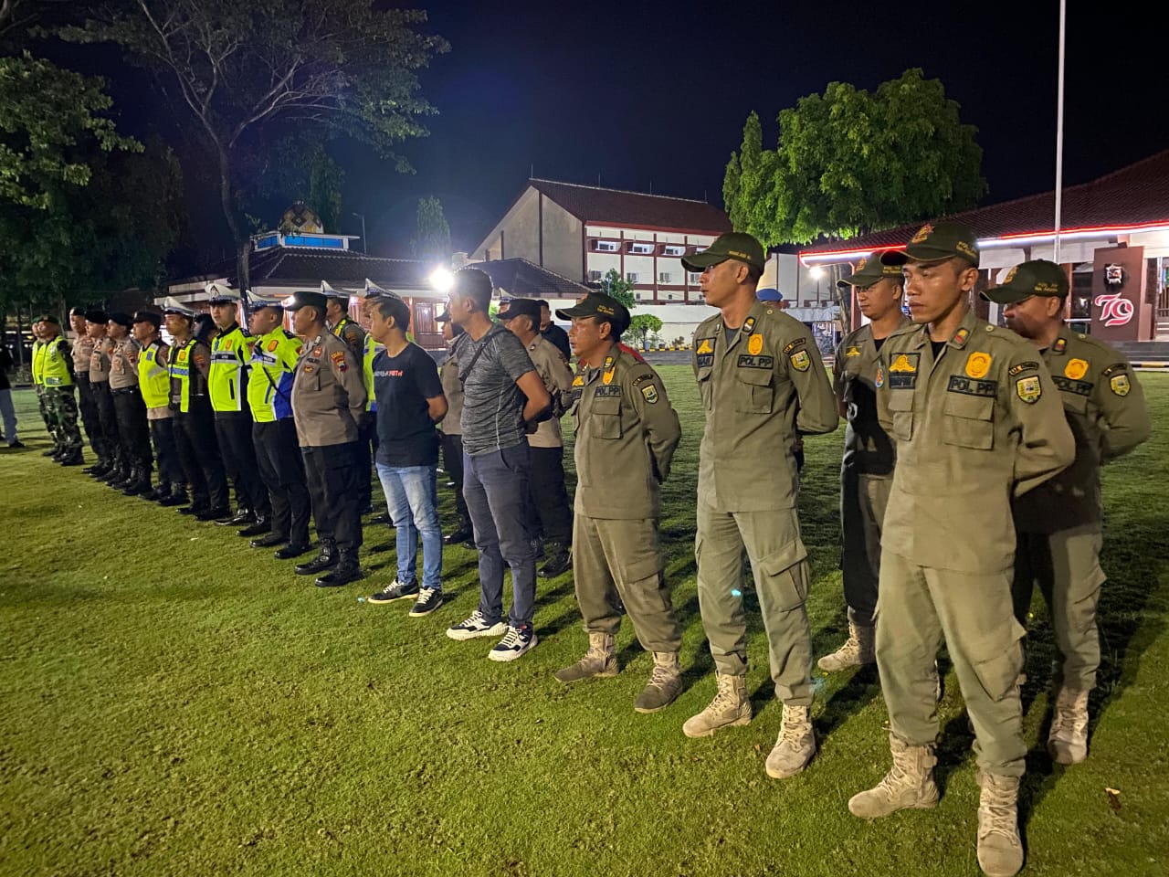 ANTISIPASI GANGGUAN : Kepolres Kebumen AKBP Recky memimpin apel patroli berskala besar untuk memastikam kondusifitas wilayah jelang Pilkada 2024.