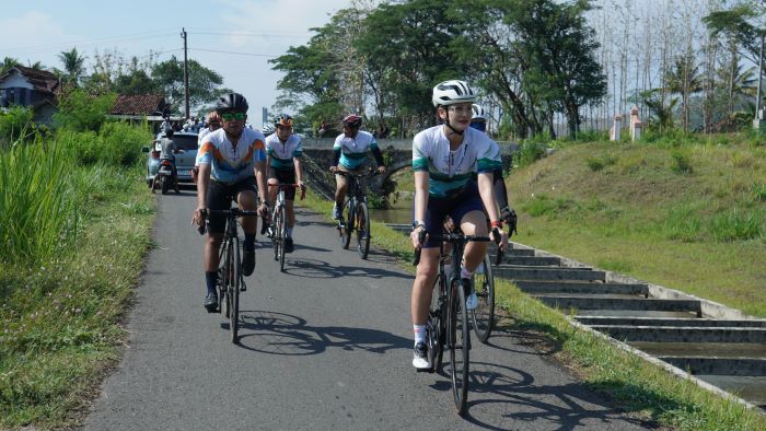 ANTUSIAS: Ribuan pesepeda saat mengikuti Tour De Menoreh yang digelar oleh Dinas Pariwisata Kulon Progo Sabtu (2/11/2024). Termasuk Luna Maya.