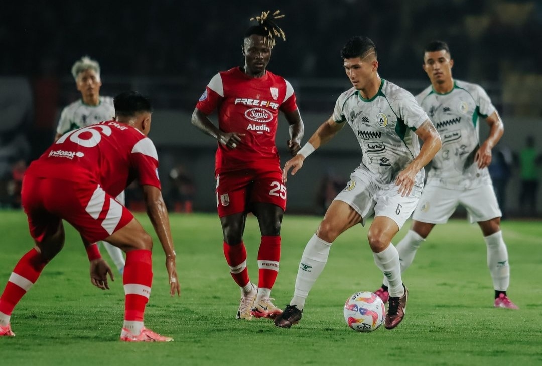 SENGIT - Duel antara pemain PSS Sleman (putih) dan Persis Solo (merah) yang berakhir dengan kemenangan 0-2 bagi Super Elja (instagram pssleman)
