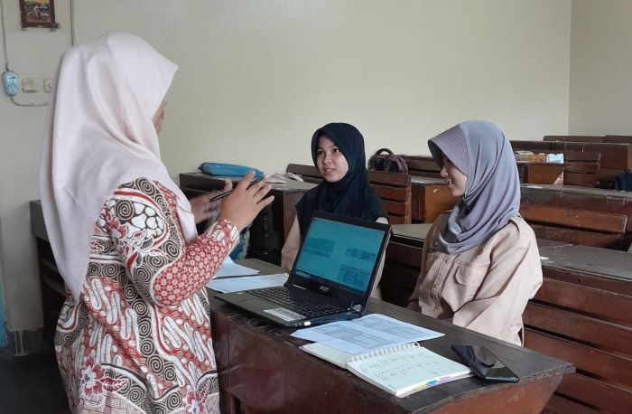 KONSELING: Pelajar SMAN 3 Jogja saat konsultasi dengan guru mengenai penjurusan dalam rangka persiapan kuliah.