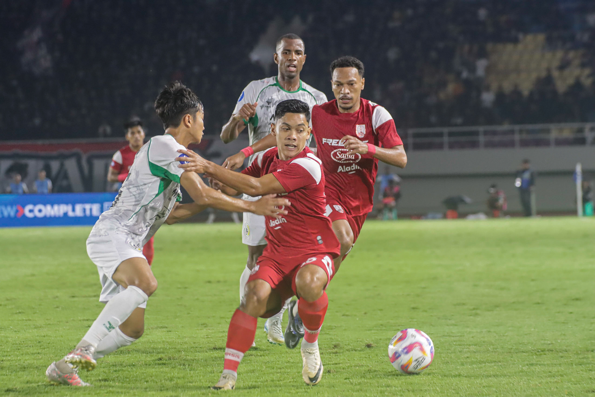 SERU: Pertandingan Persis Solo menjamu PSS Sleman di Stadion Manahan Solo, tadi malam (3/11). Kedua tim sama-sama bermarkas di stadion ini.  &nbsp;