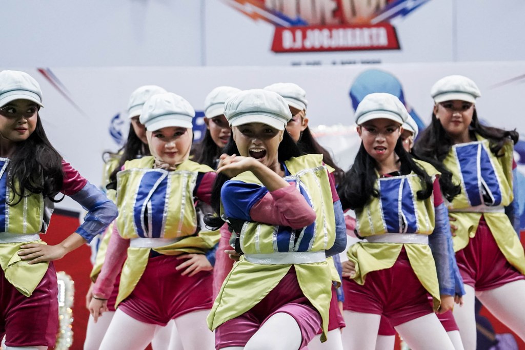 Tim dance SMAN 3 Jogja Lotus Movement membawakan tema konsep Step Forward, Move Up: Supporting Cancer Warriors!