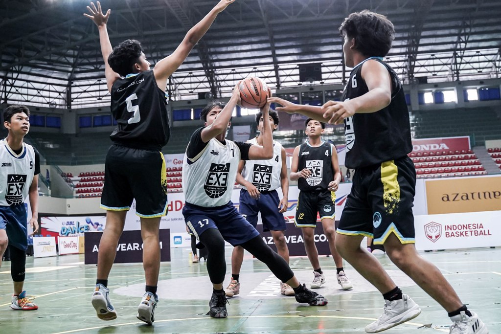 Tim 3x3 putra SMA IT Abu Bakar Kulonprogo (A) berhasil melaju ke babak delapan besar ajang AZA 3x3 Competition Honda DBL with Kopi Good Day 2024 D.I. Jogjakarta.