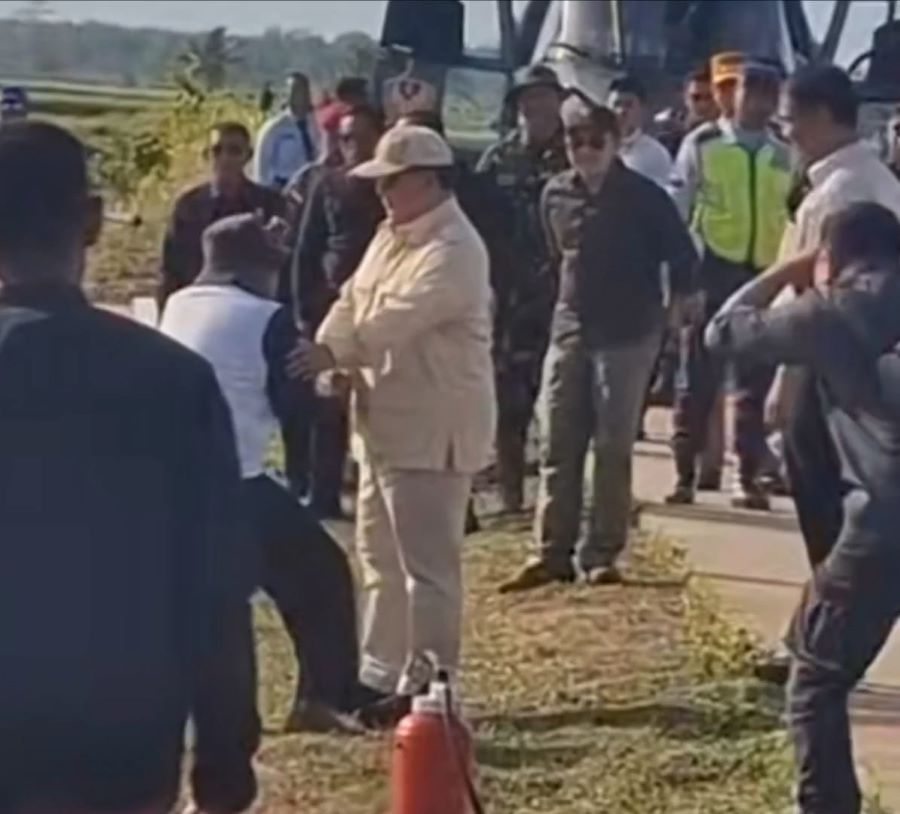 Presiden Prabowo menyapa para petani saat kunjungan kerja