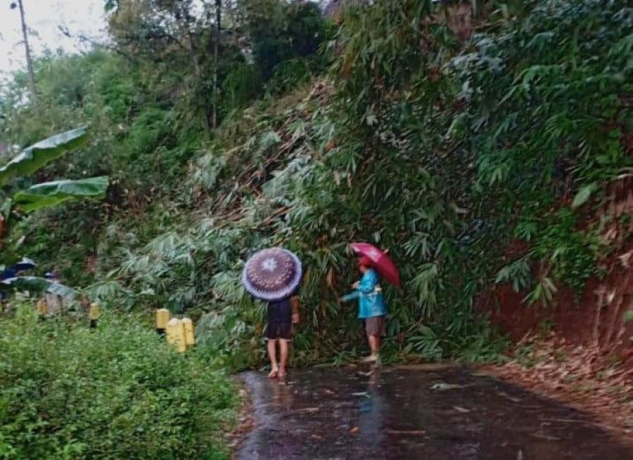 Peristiwa tanah longsor hingga menutup akses jalan di wilayah Desa Kapiteran, Kemiri, Purworejo, pada Minggu (4/11/2024) sore.