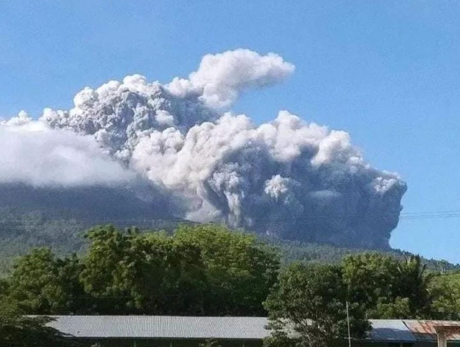 Gunung Lewotobi Laki Laki, yang berada di kabupaten Flores Timur, Provinsi Nusa Tenggara Timur (NTT), meletus dan sempat mengeluarkan lahar panas pada minggu (03/11/24)