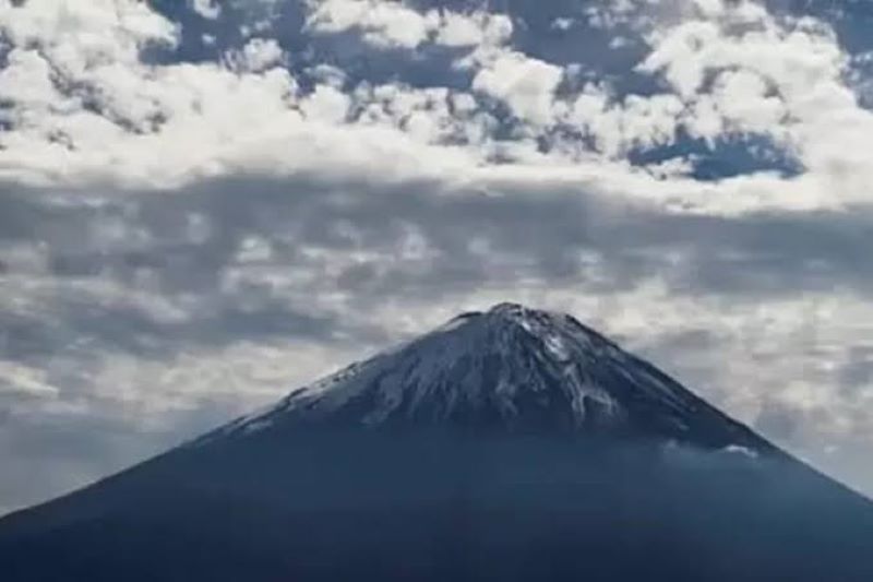 Ilustrasi Gunung Fuji tanpa salju setelah 130 tahun.