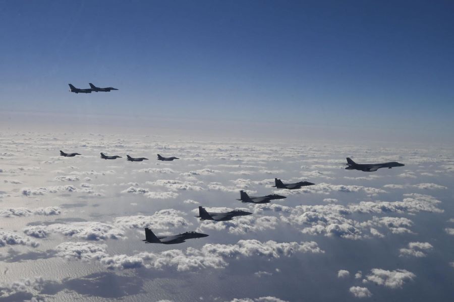 Pesawat B-1B AS dalam latihan militer bersama Korea Selatan dan Jepang, memperkuat aliansi di tengah ancaman Korea Utara.