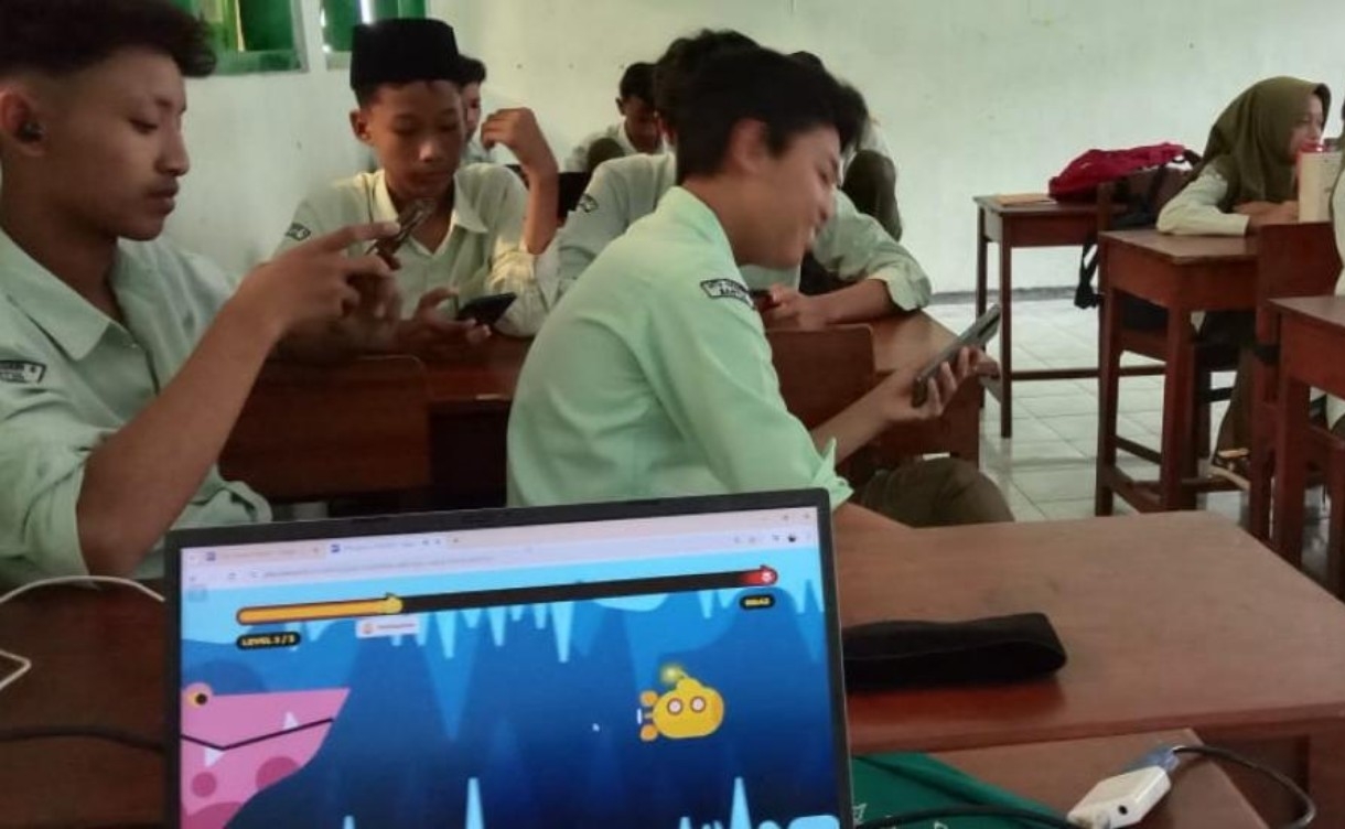 KREATIF: Siswa kelas IXA MTsN 6 Bantul mengikuti pembelajaran interaktif berbasis game menggunakan aplikasi Kahoot dengan mode Submarine
