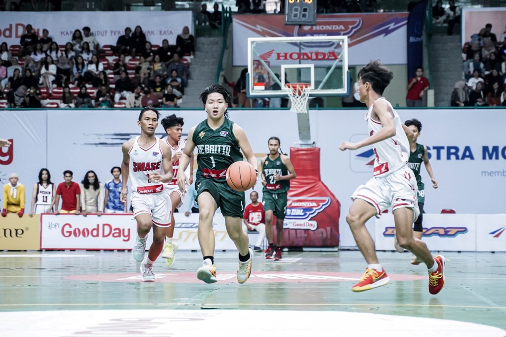 SMA Kolese De Britto  menumbangkan tim bola basketputra SMAN 1 Sewon Bantul dengan skor 39 - 21, di GOR UNY, Senin (4//11) malam