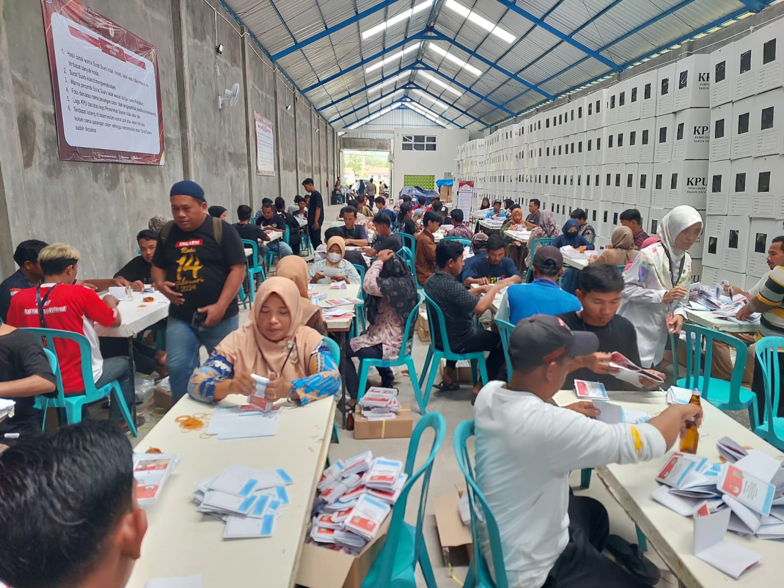 LOGISTIK PILKADA : KPU Kebumen mulai melaksanakan sortir lipat surat suara Pilkada 2024. Dalam proses ini diberlakukan sistem swakelola dengan melibatkan sedikitnya 160 pekerja.