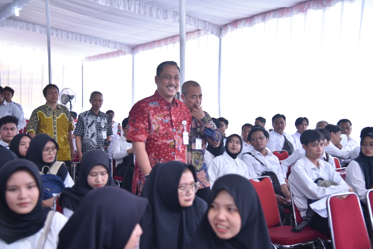 MONITORING : Pjs Bupati Kebumen Boedyo Dharmawan menyaksikan langsung proses Seleksi Kompetensi Dasar (SKD) bagi calon pegawai negeri sipil (CPNS). Seleksi ini berlangsung selama empat hari di JEC.  D