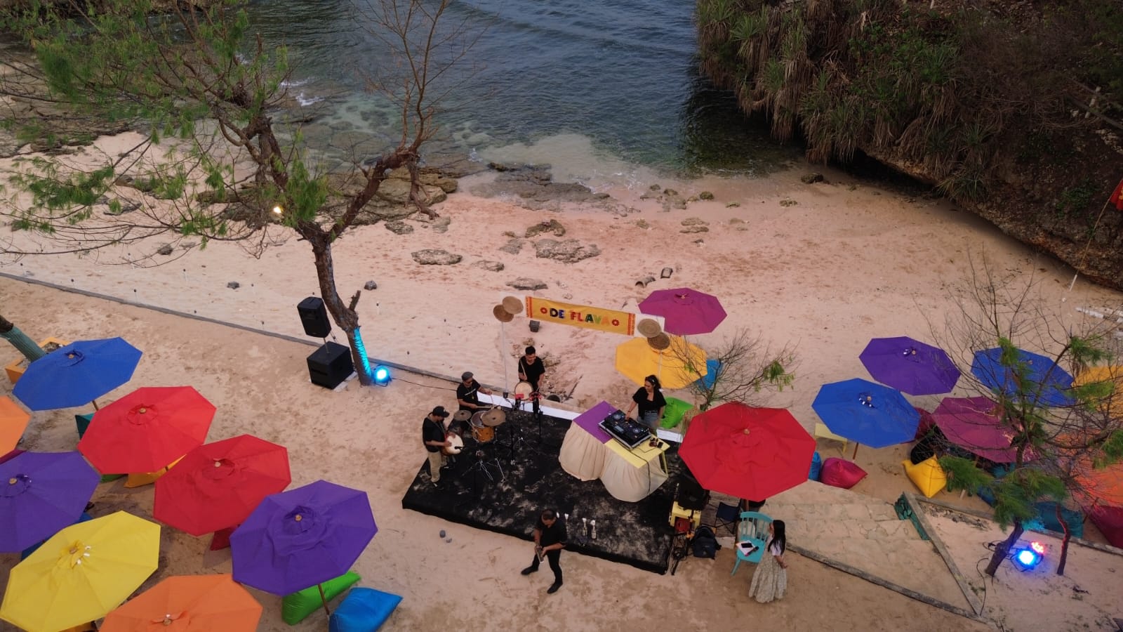 Resto dan Bar De Flava di Pantai Slili, Gunungkidul.