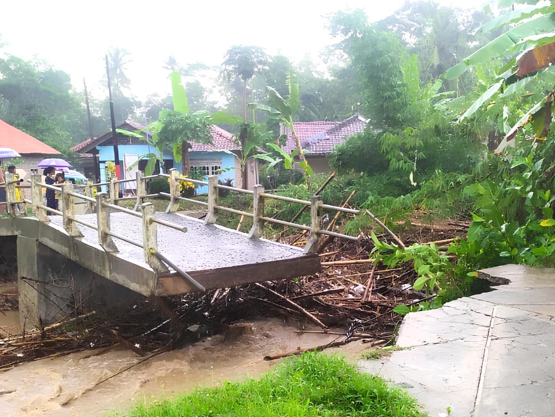 AKSES TERPUTUS : Jembatan di Desa Klepusanggar, Kecamatan Sruweng runtuh diterjang banjir. Peristiwa ini dipicu akibat tumpukan sampah yang tersangkut di pilar jembatan.