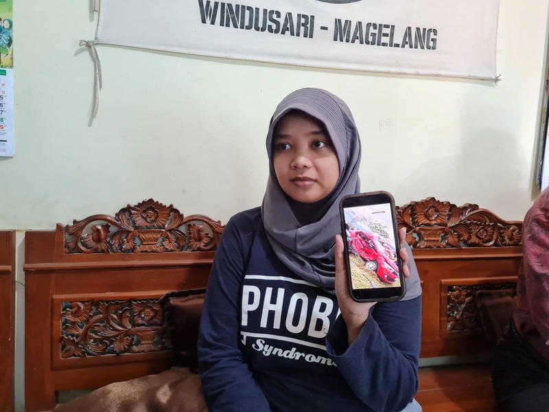 RINGSEK: Mutiara menunjukkan mobil merah yang ditumpangi sepupunya, Agung saat mengalami kecelakaan di Malaysia.