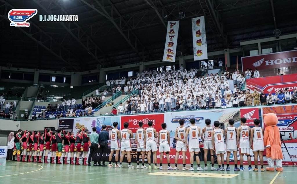 Patbhe Hooligans julukan suporter SMAN 4 Jogjakarta membawakan koreografi yang bertuliskan