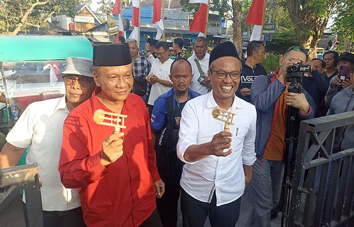 Wahyudi Anggoro Hadi (kanan) saat mendampingi Untoro Hariadi mendaftar ke KPU Bantul.