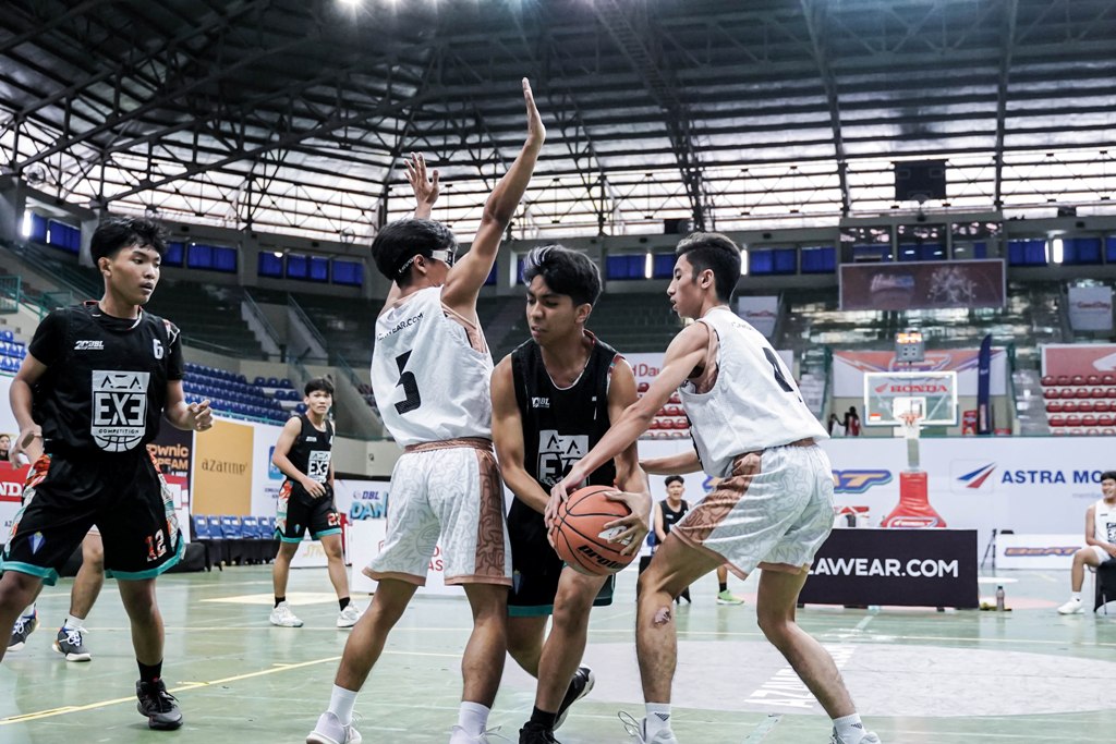 SMA Stella Duce 2 menghadapi  SMA Budya Wacana  pada AZA 3x3 Competition Honda DBL with Kopi Good Day 2024 D.I. Jogjakarta