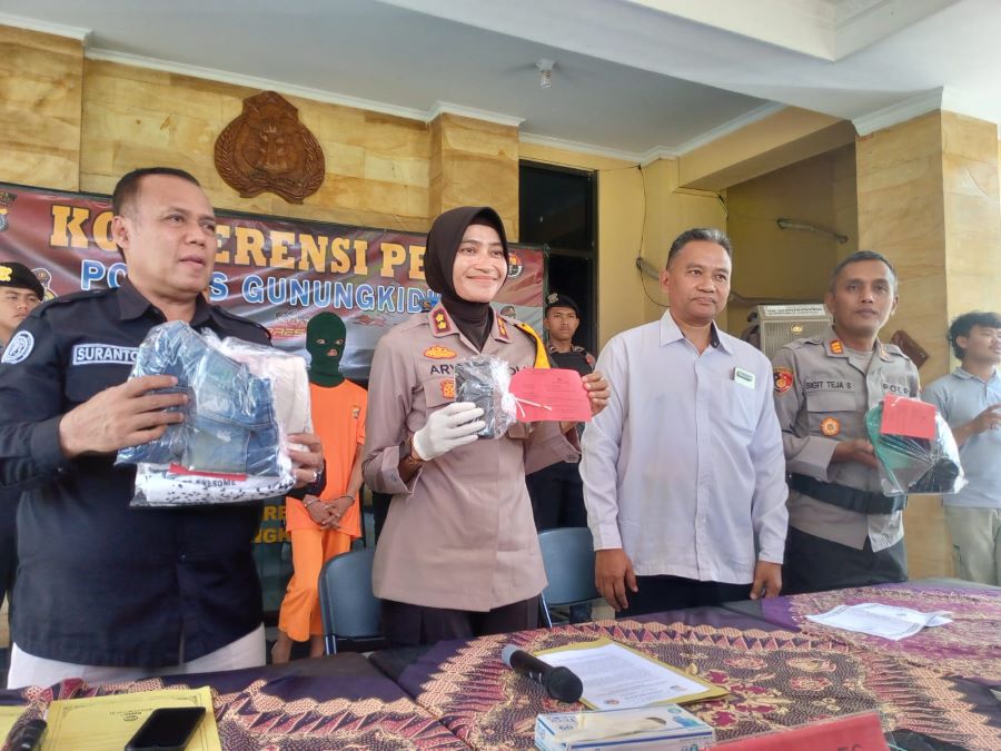 Konfrensi pers tindak pidana pencurian dengan kekerasan di Lobby Polres Gunungkidul, Senin (4/11).