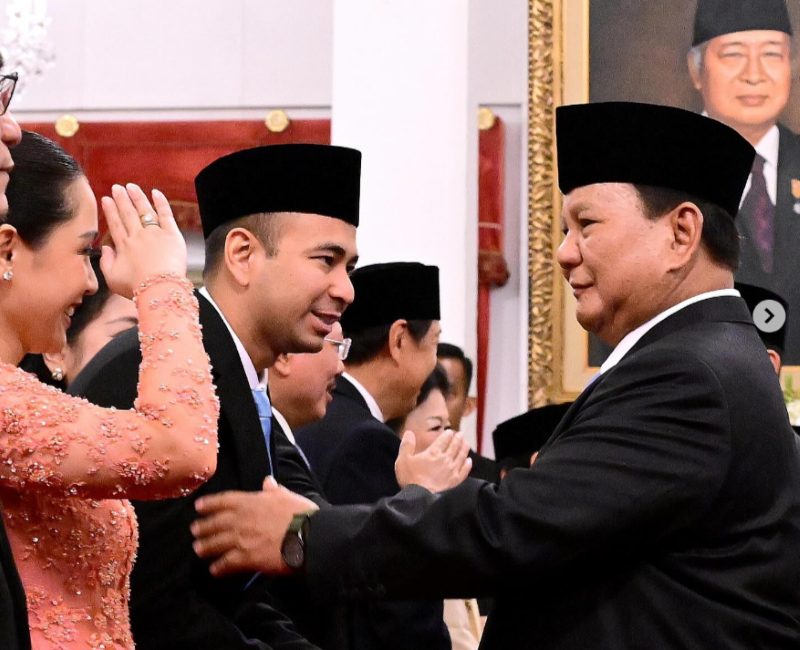 Momen Raffi Ahmad dan sang isteri Nagita Slavina menghadiri acara pelantikan oleh Presiden Prabowo Subianto sebagai sebagai utusan khusus presiden bidang pembinaan generasi muda dan pekerja seni.