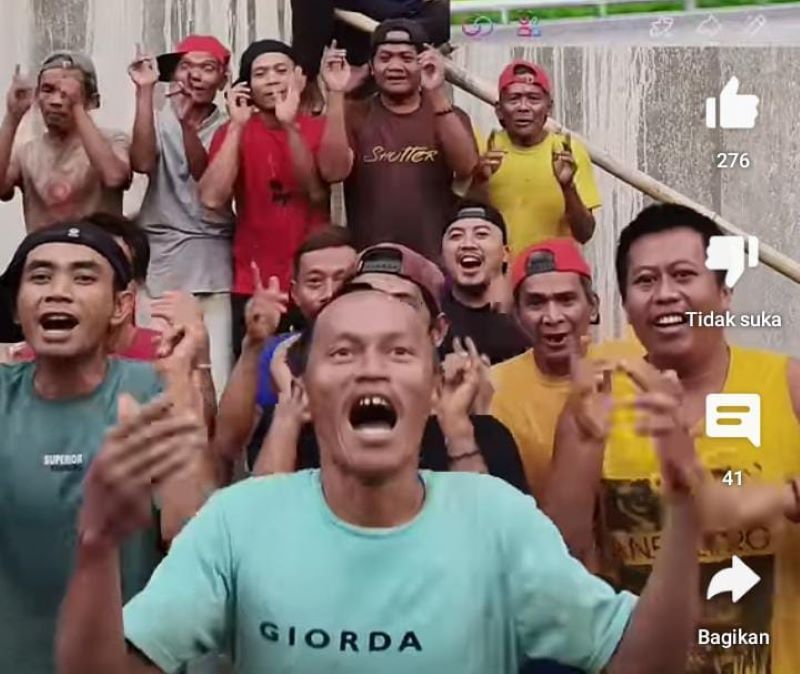 Potret para warga desa yang diajak membuat konten joget Tiktok dan Youtube yang diketahui diprakarsai oleh pengguna bernama sadbor.