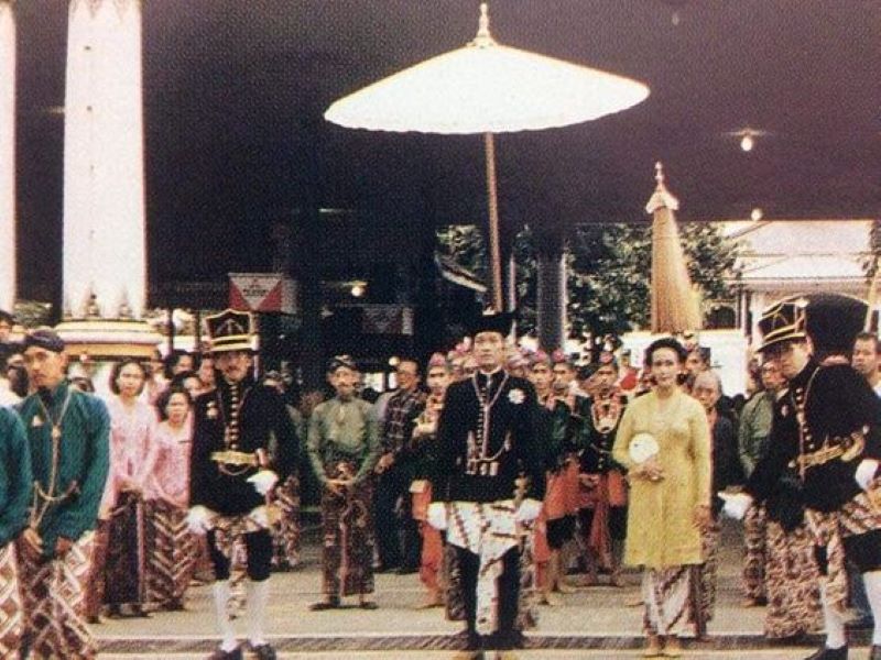 Adat dan kebiasaan suku Jawa.