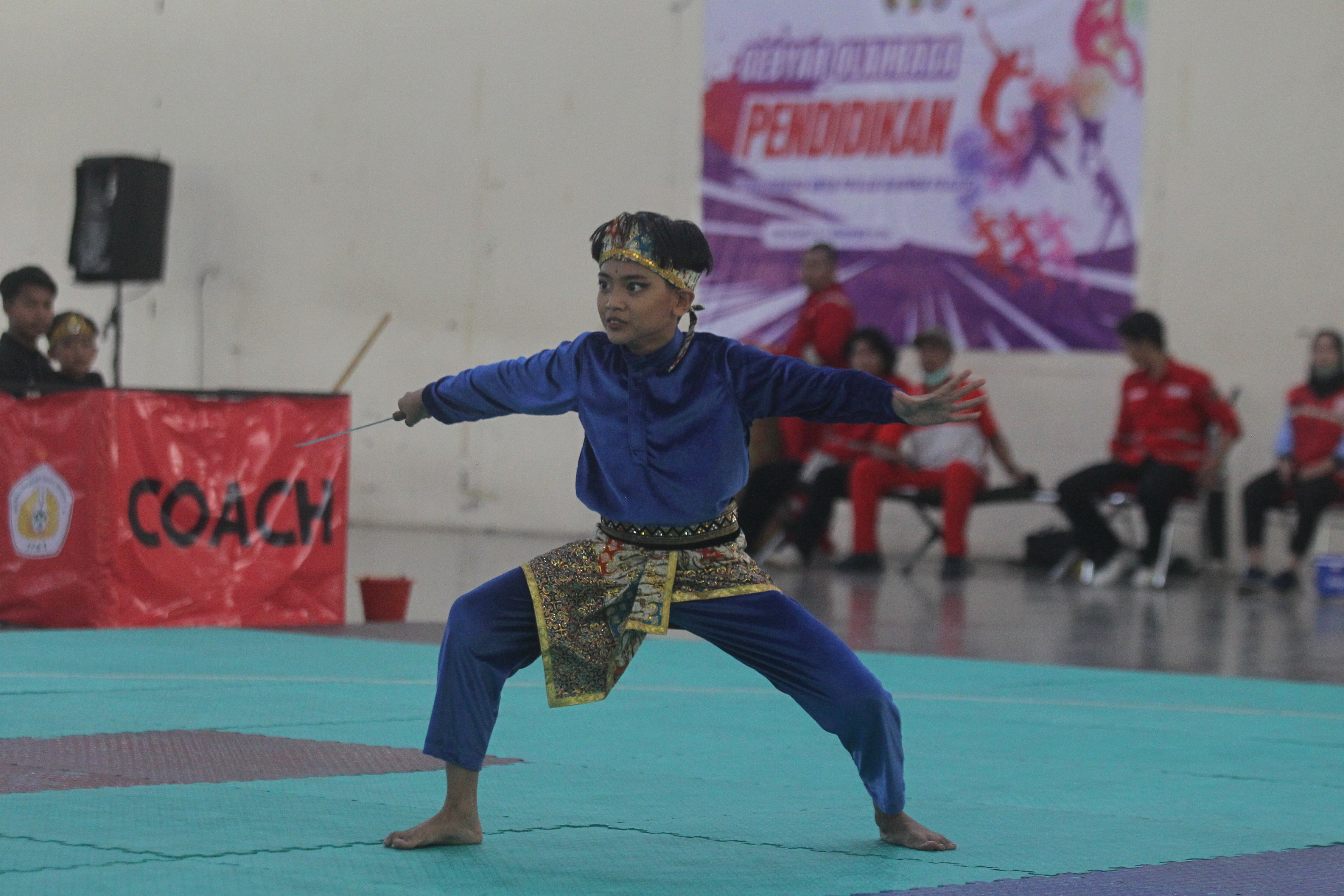 Peserta pelajar tingkat SMP unjuk kebolehan dalam kompetisi cabor pencak silat Gebyar Olahraga Pendidikan 2024, di kompleks GOR Amongraga, Kota Jogja, Selasa (5/11).